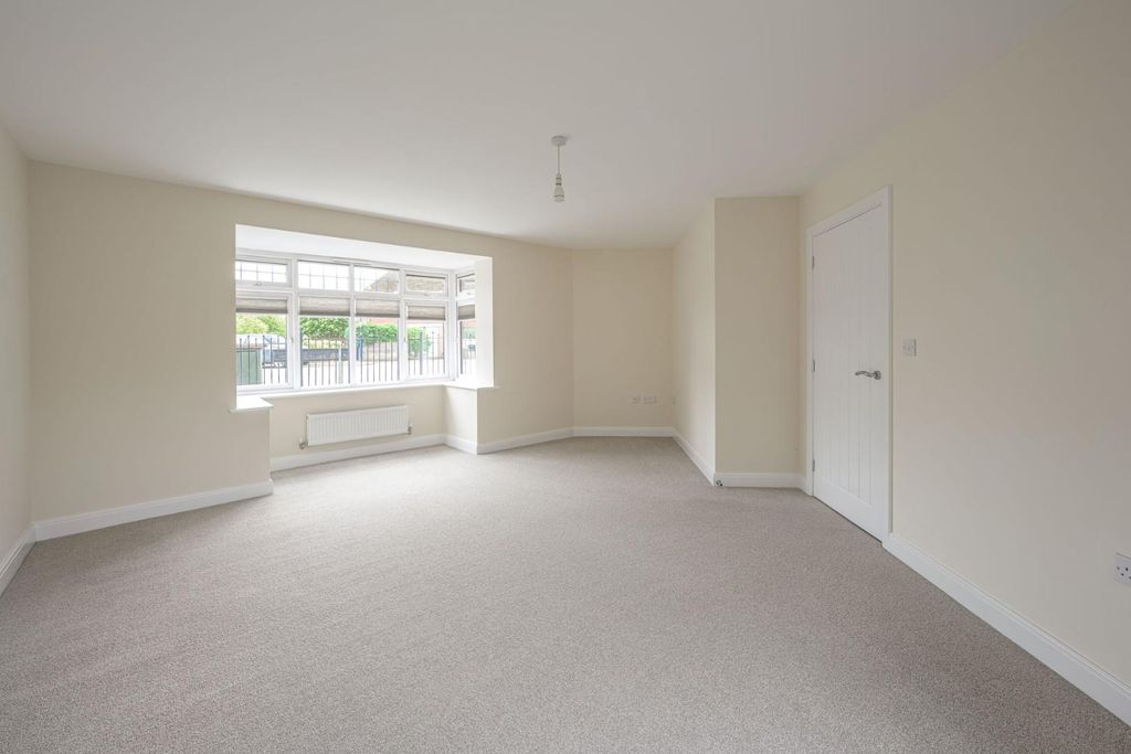 Property photo 2 of 27