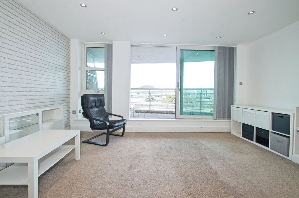 Property photo 2 of 17 Lounge
