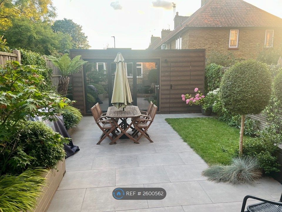 Property photo 2 of 16 Garden In The Summer