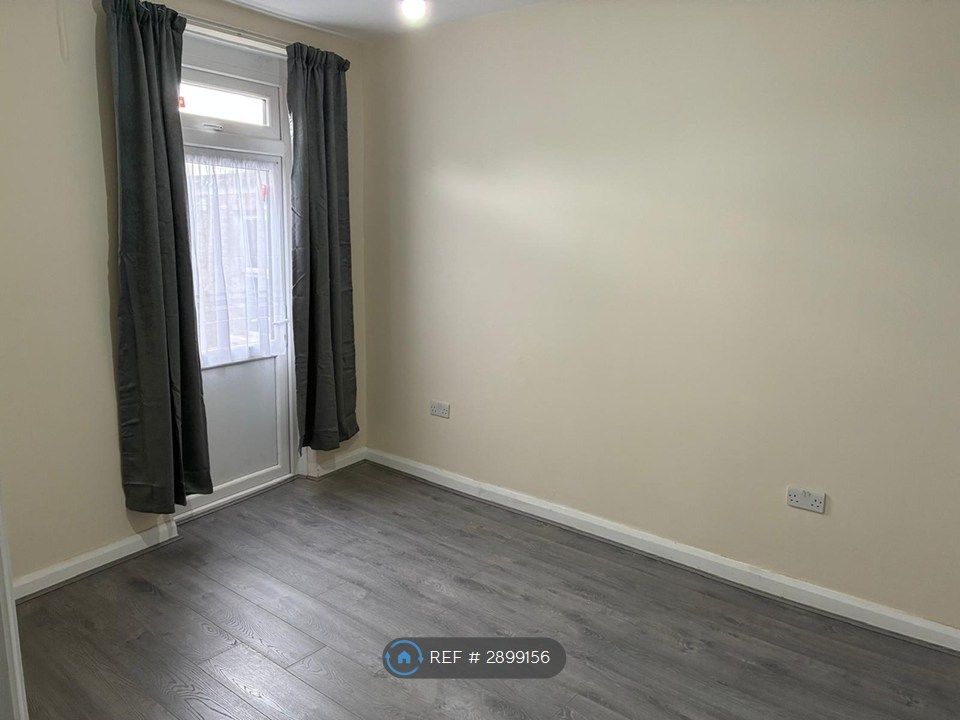 Property photo 3 of 5 Bedrioom