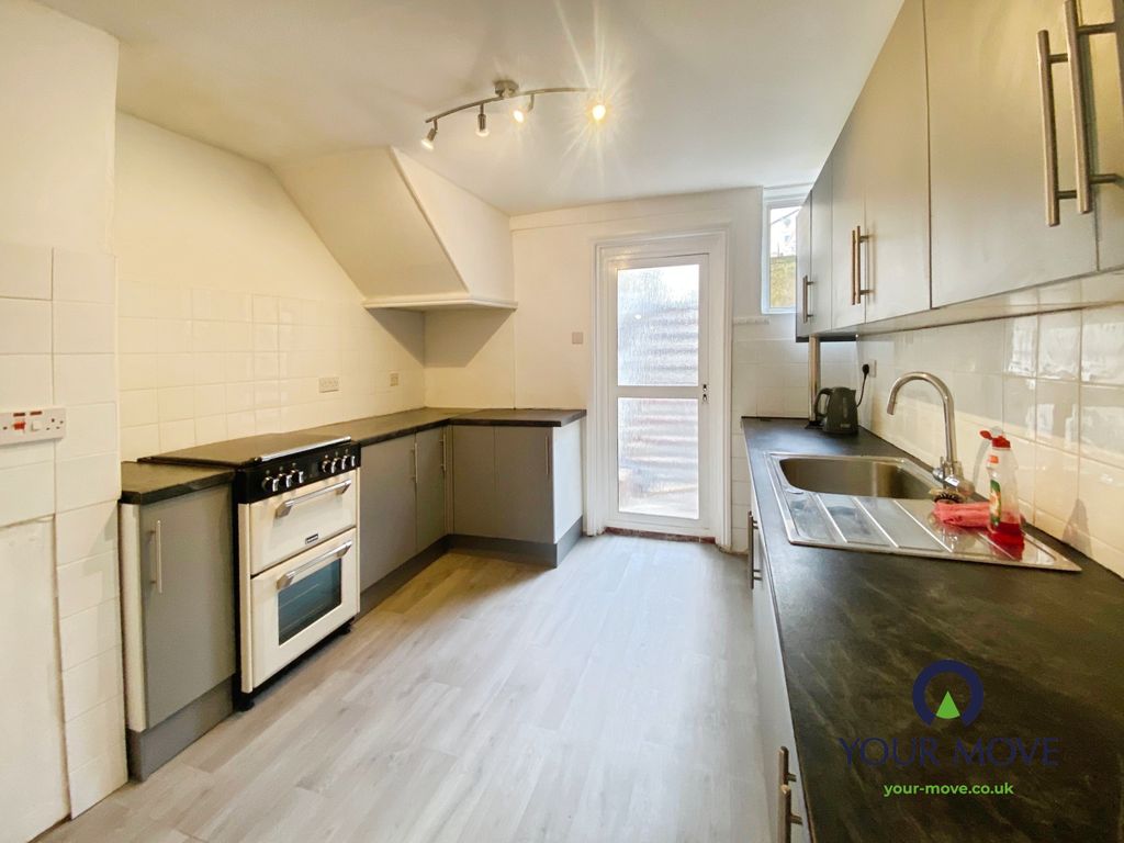 Property photo 3 of 10 Kitchen