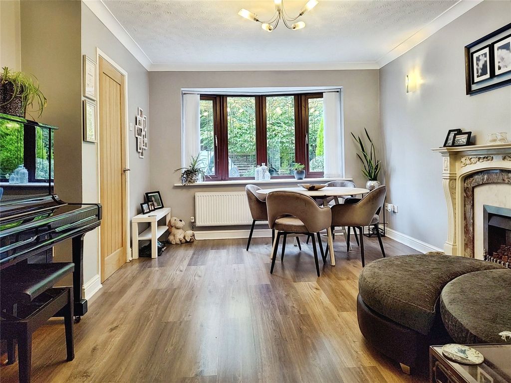 Property photo 2 of 16 Lounge