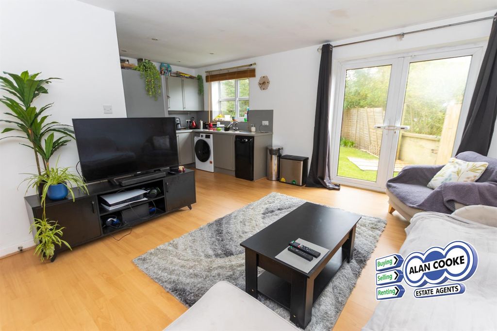 Property photo 2 of 9 Lounge