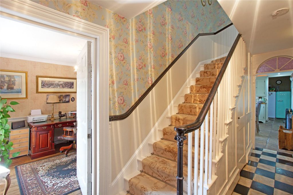 Property photo 3 of 18 Entrance Hall