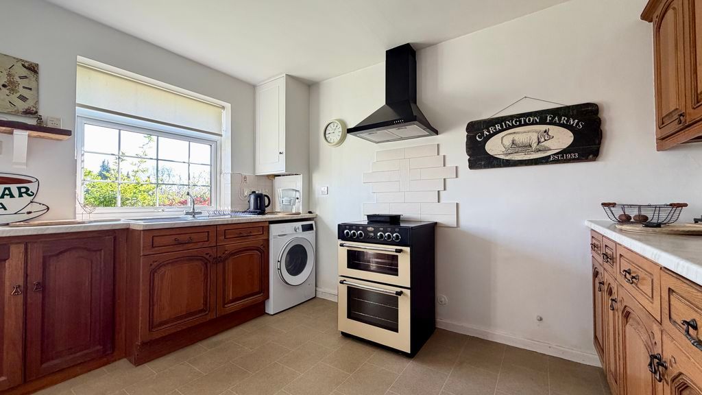 Property photo 3 of 11 Kitchen