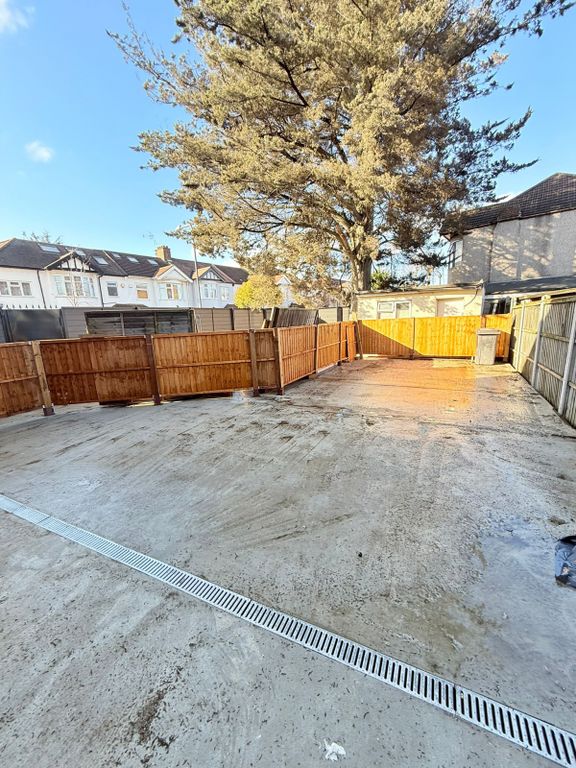 Property photo 1 of 8 Three Bedroom Ground Floor Flat Close To Redbridge Station-Â£2700