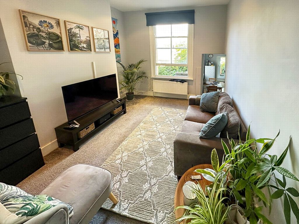 Property photo 1 of 8 Photo 4