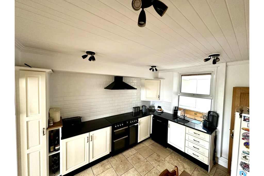 Property photo 3 of 17 Kitchen