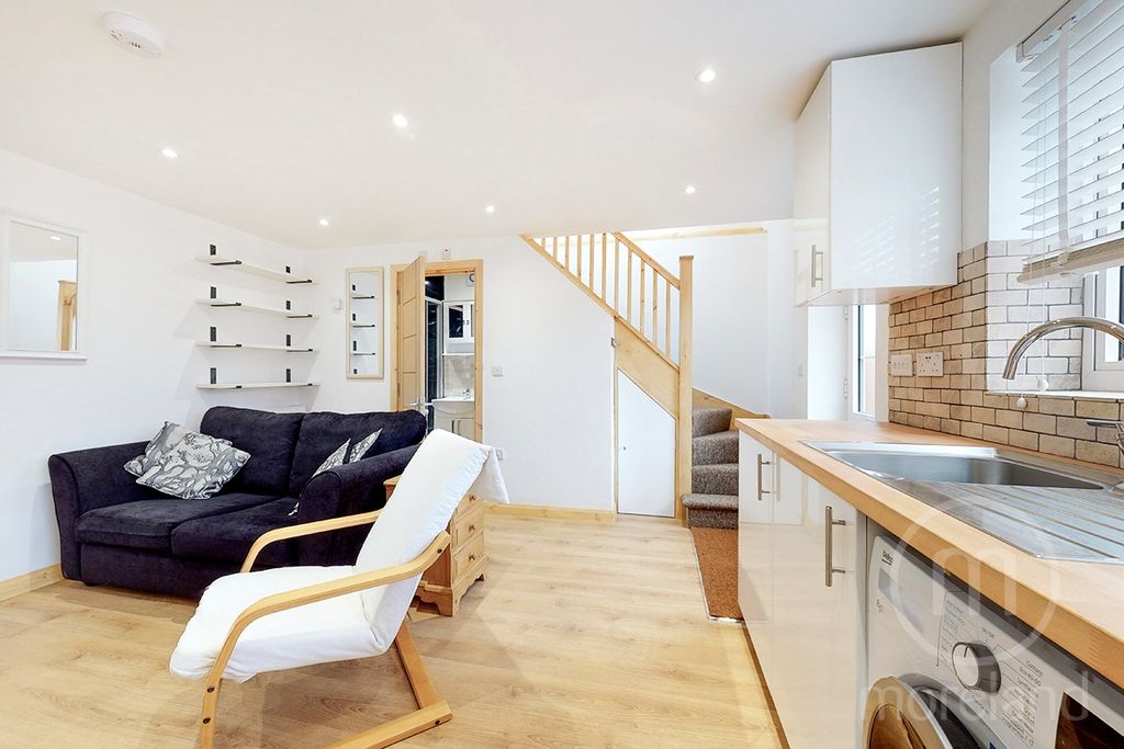 Property photo 2 of 8 4544301