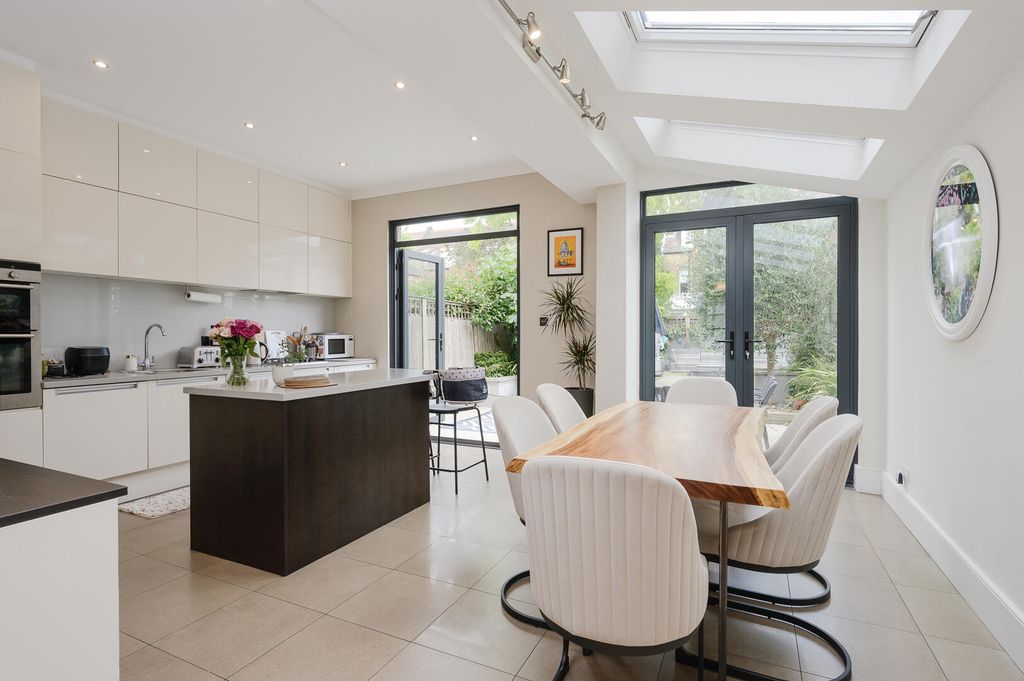 Property photo 2 of 12 Kitchen