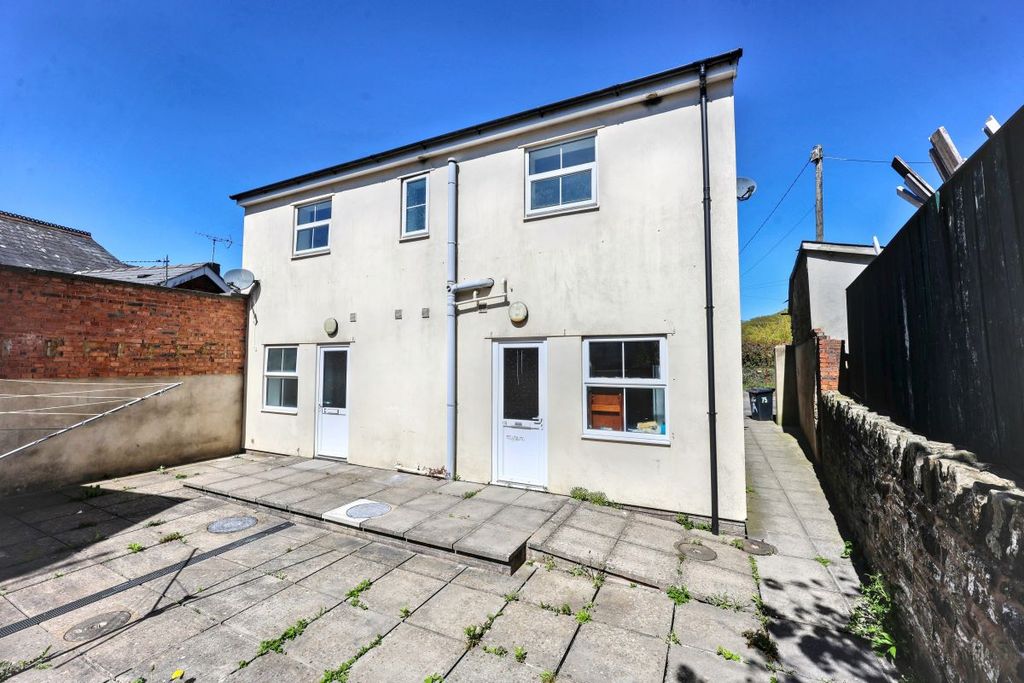 Property photo 2 of 31