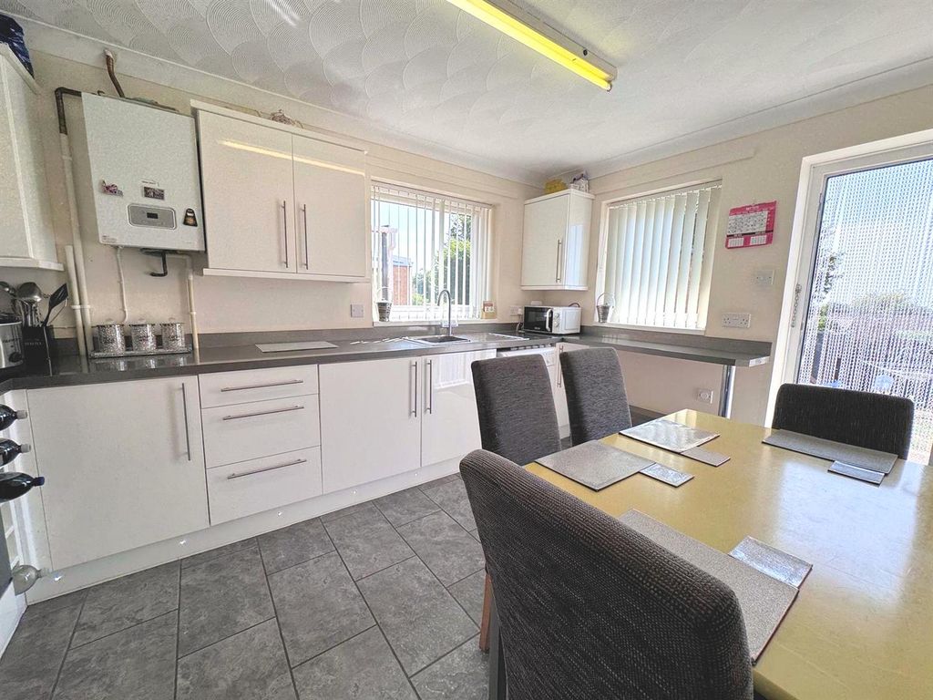 Property photo 3 of 17 Kitchen
