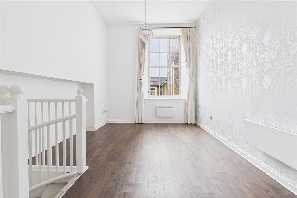 Property photo 1 of 10 Lounge