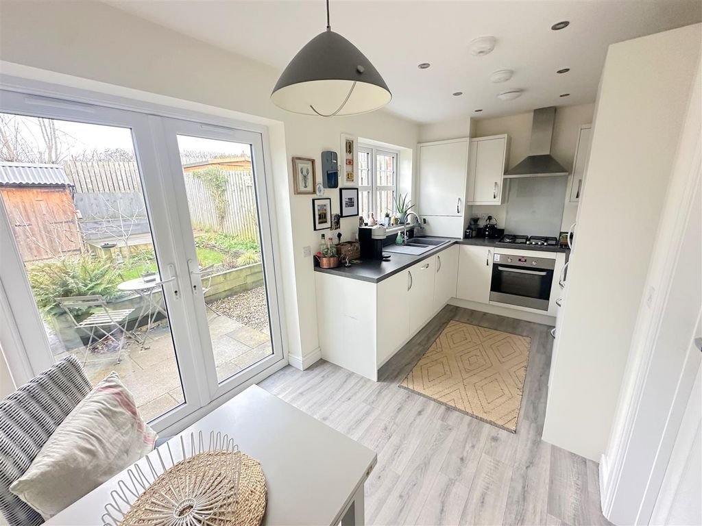 Property photo 2 of 25 Dining Kitchen