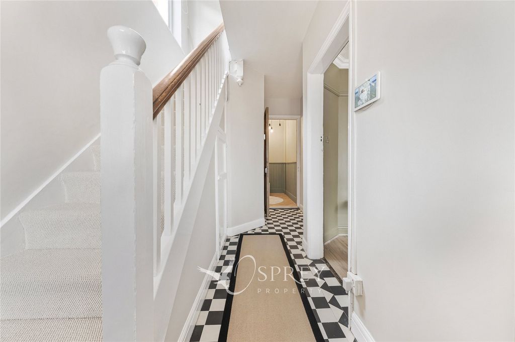 Property photo 3 of 18 Entrance Hallway