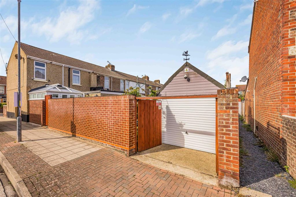 Property photo 2 of 26 105 Meon Road, Southsea-Small-Porticomarketing-Sol