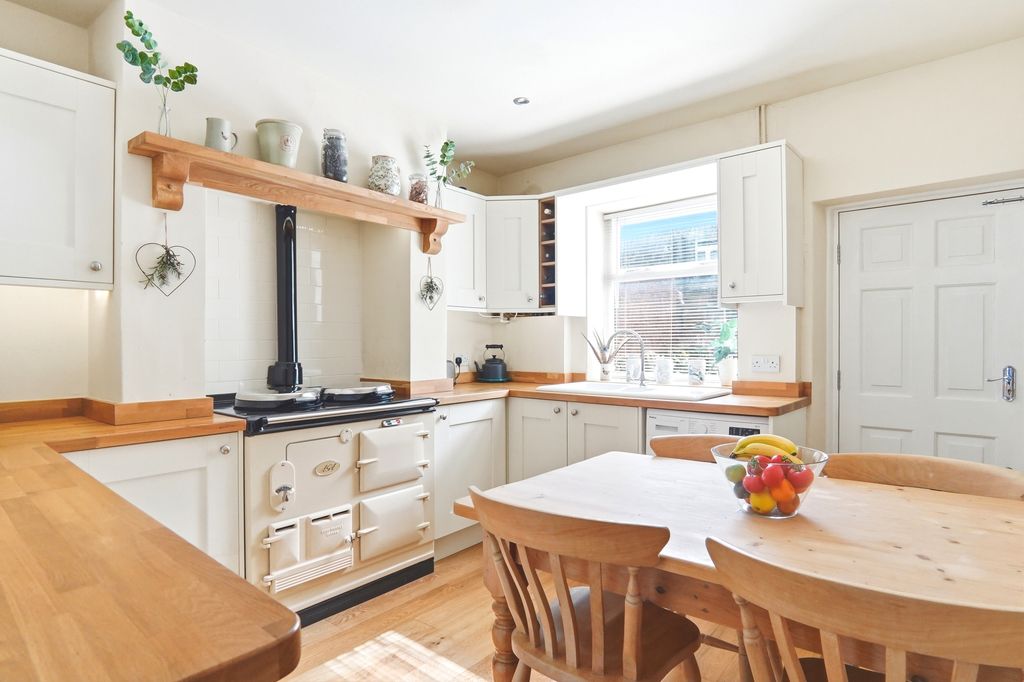 Property photo 2 of 20 13Chapel005