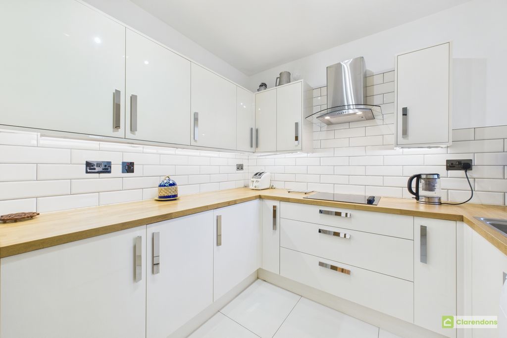 Property photo 3 of 11 Cam02528G0-Pr0424-Still007