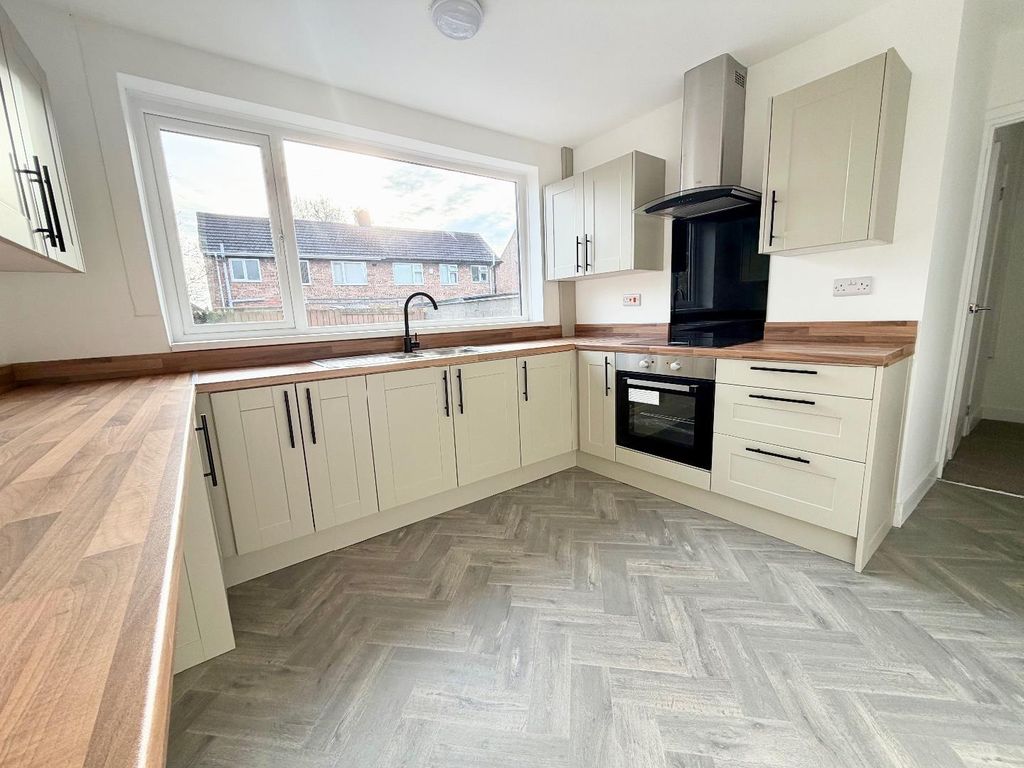 Property photo 2 of 10 Kitchen