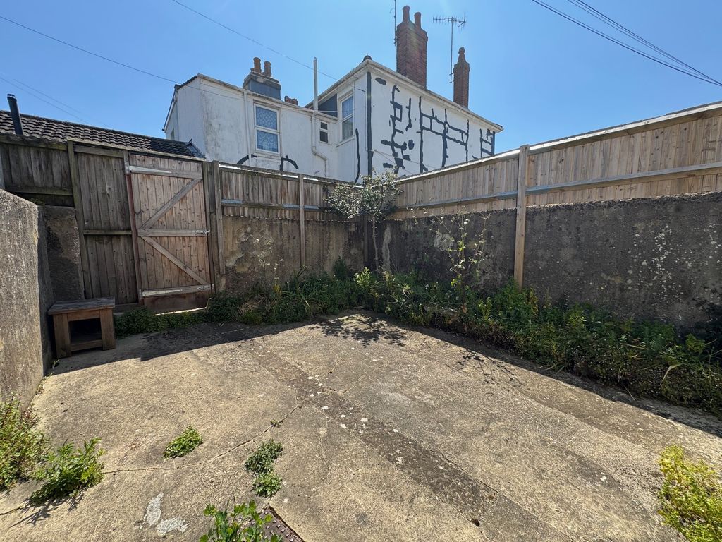 Property photo 2 of 12 Garden