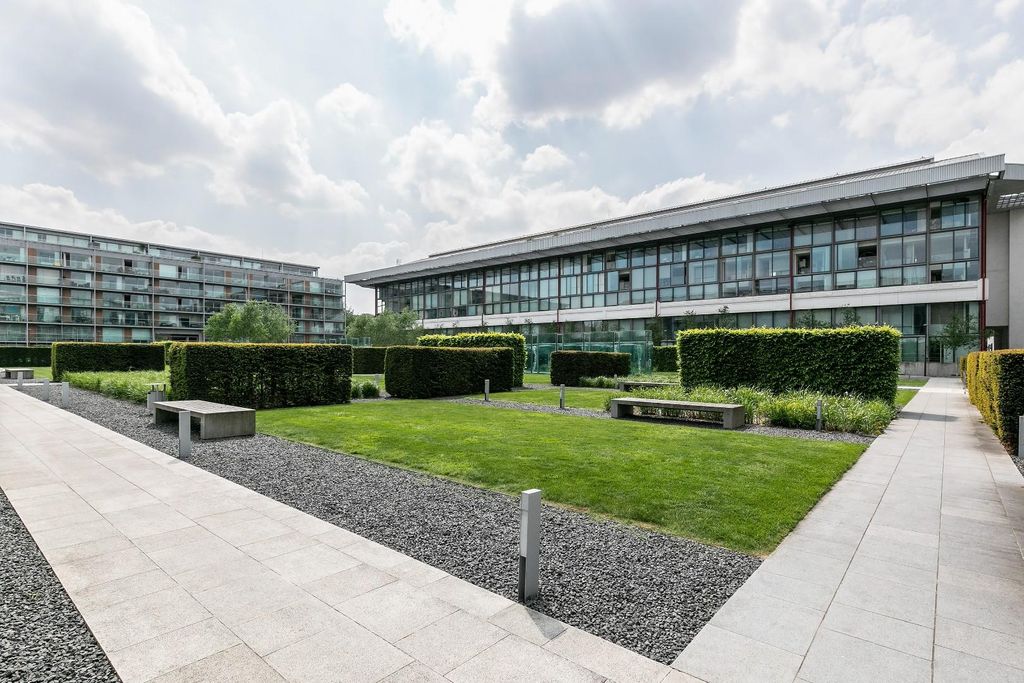 Property photo 2 of 10 Communal Gardens