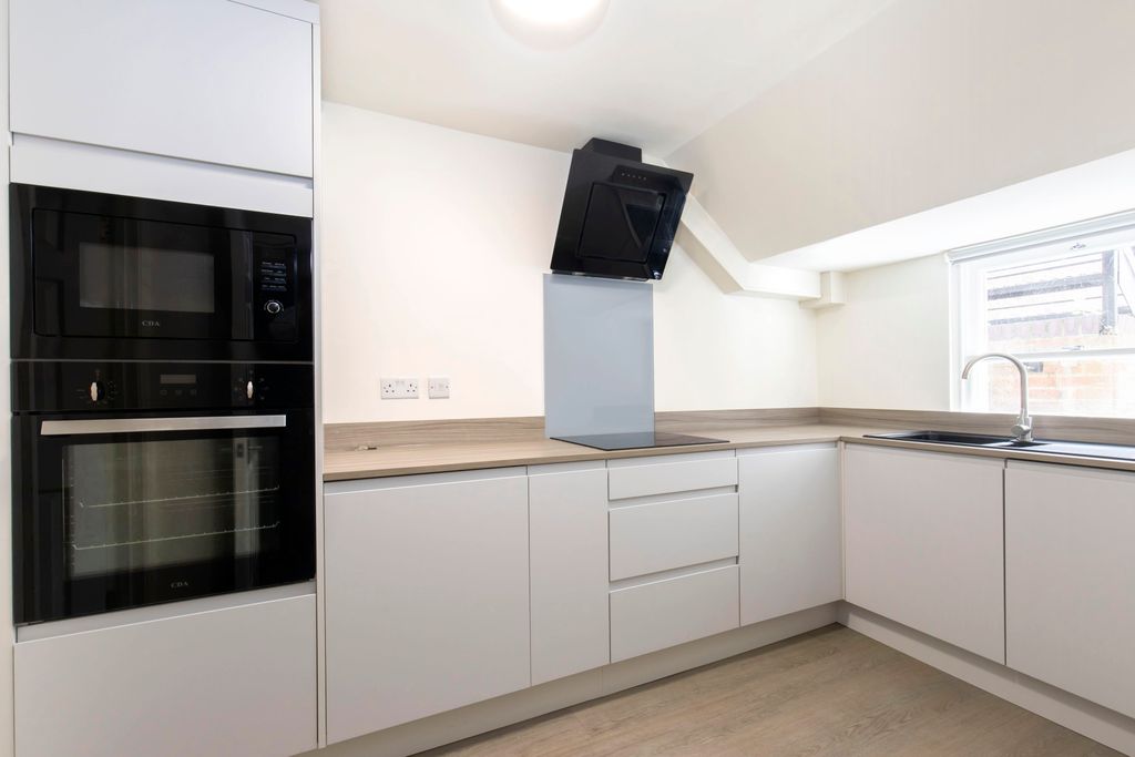 Property photo 1 of 6 Flat 1, 105 London Rd-04