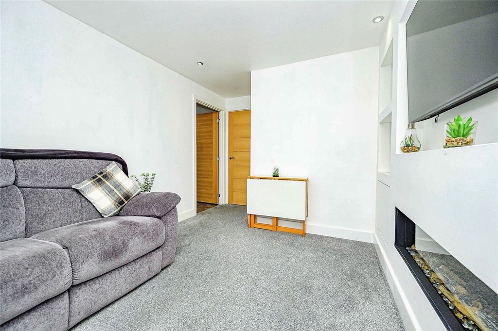 Property photo 3 of 11 Lounge