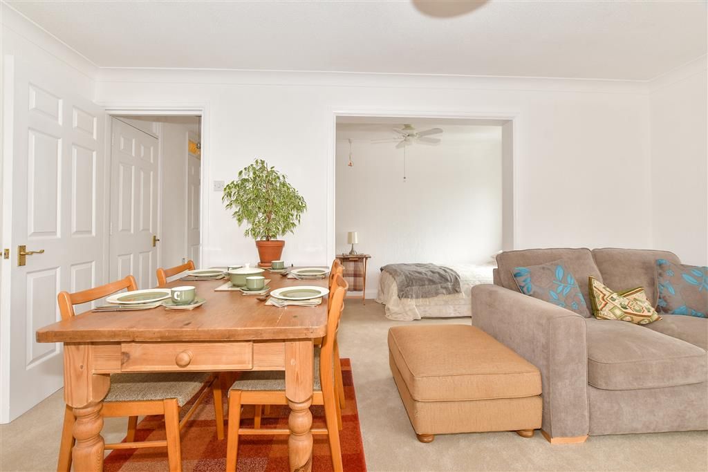 Property photo 1 of 11 Lounge