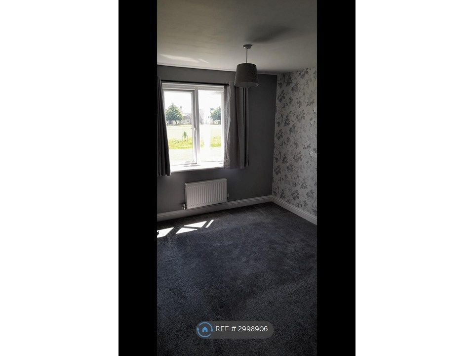 Property photo 3 of 13 Bed 1