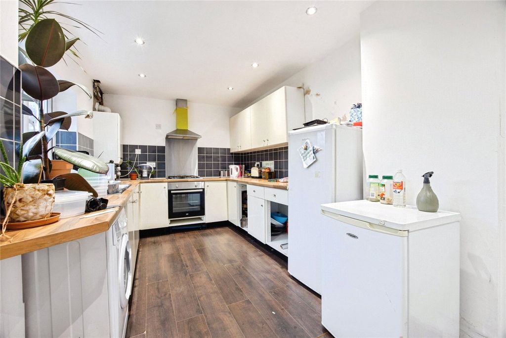 Property photo 3 of 19 Kitchen