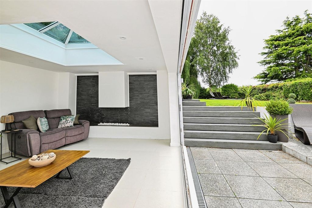 Property photo 3 of 34 Summer Room