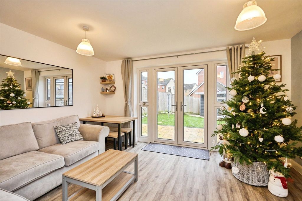 Property photo 2 of 12 Lounge