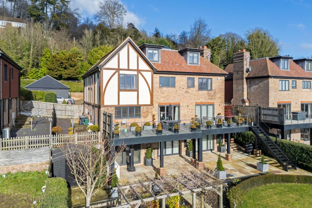 Property photo 2 of 33 Hawksview