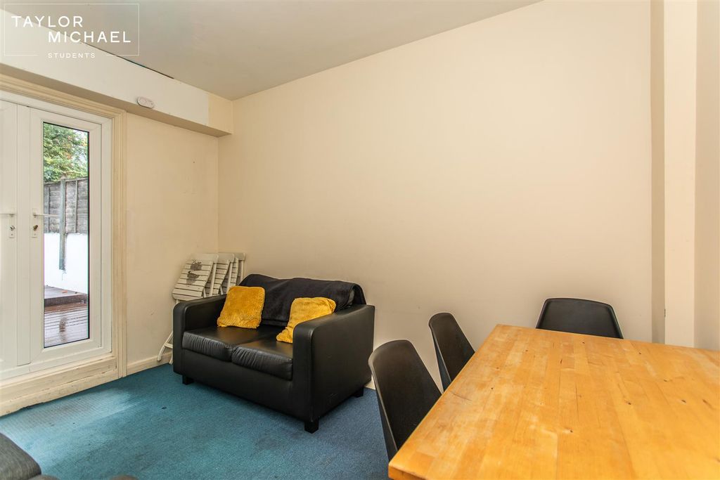 Property photo 3 of 17 Livingroom