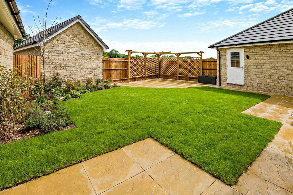 Property photo 2 of 28 Picture No. 24