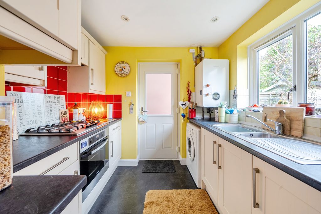 Property photo 3 of 12 Balintore Rise Kitchen