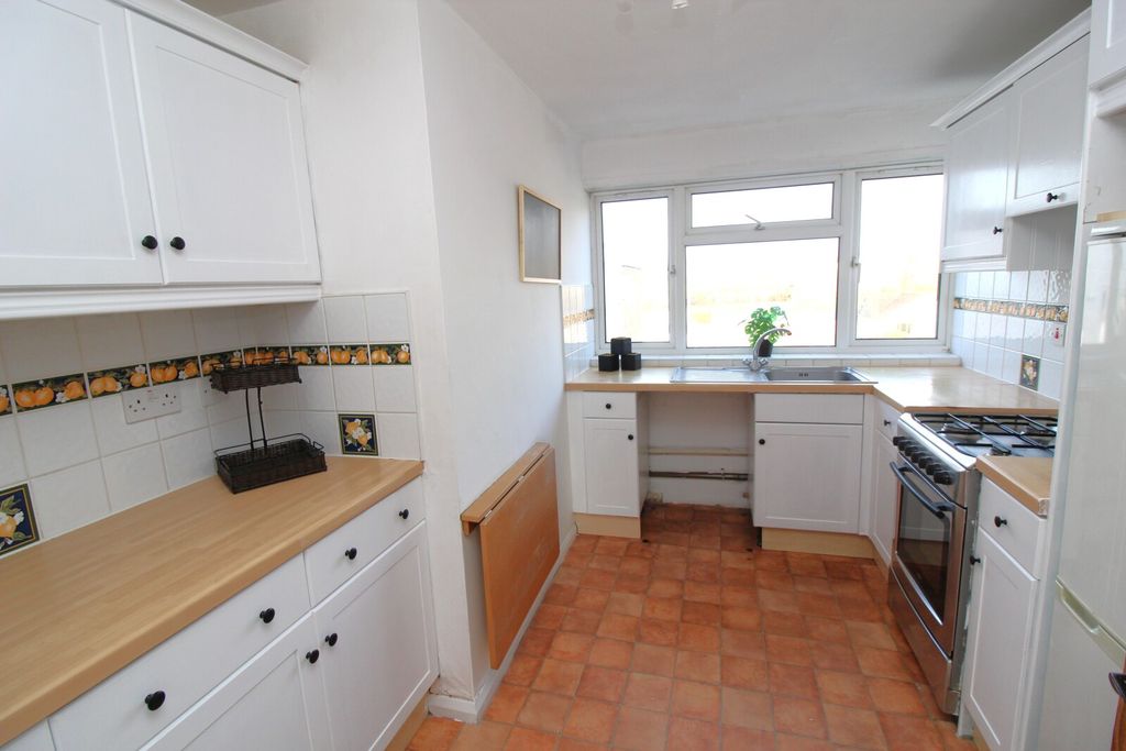 Property photo 2 of 6 Kitchen