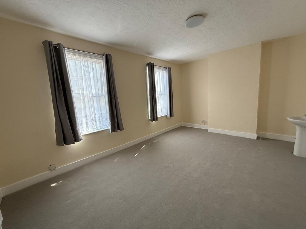 Property photo 1 of 9 Three/Four  Bedroom First Floor Flat - Â£2650 Pcm