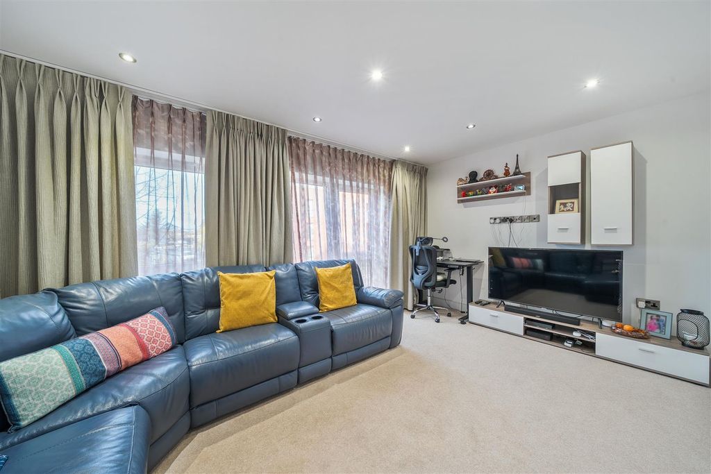 Property photo 3 of 21 1386853-12-693402Eb92A9A.Jpg