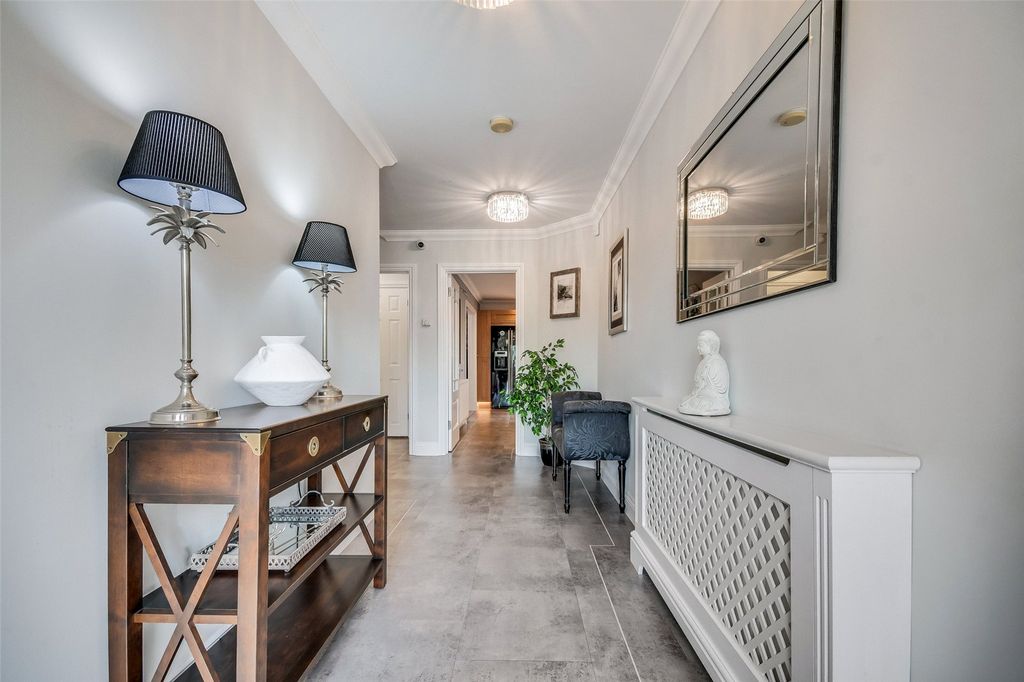 Property photo 2 of 24 Entrance Hall