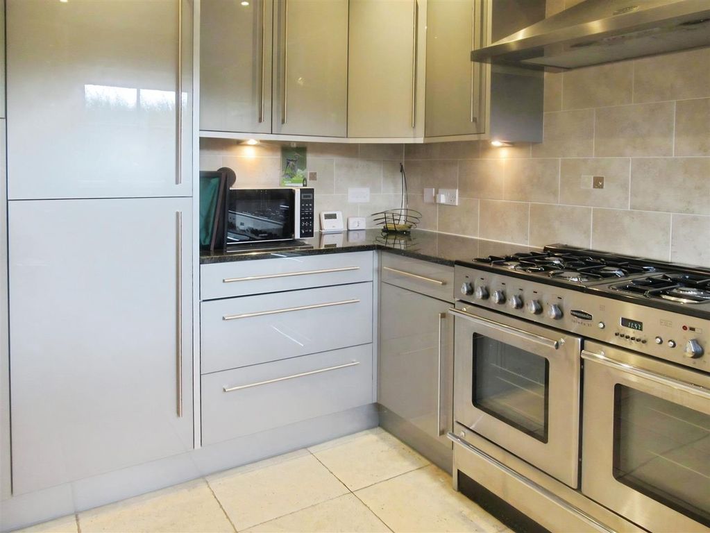 Property photo 3 of 12 Kitchen