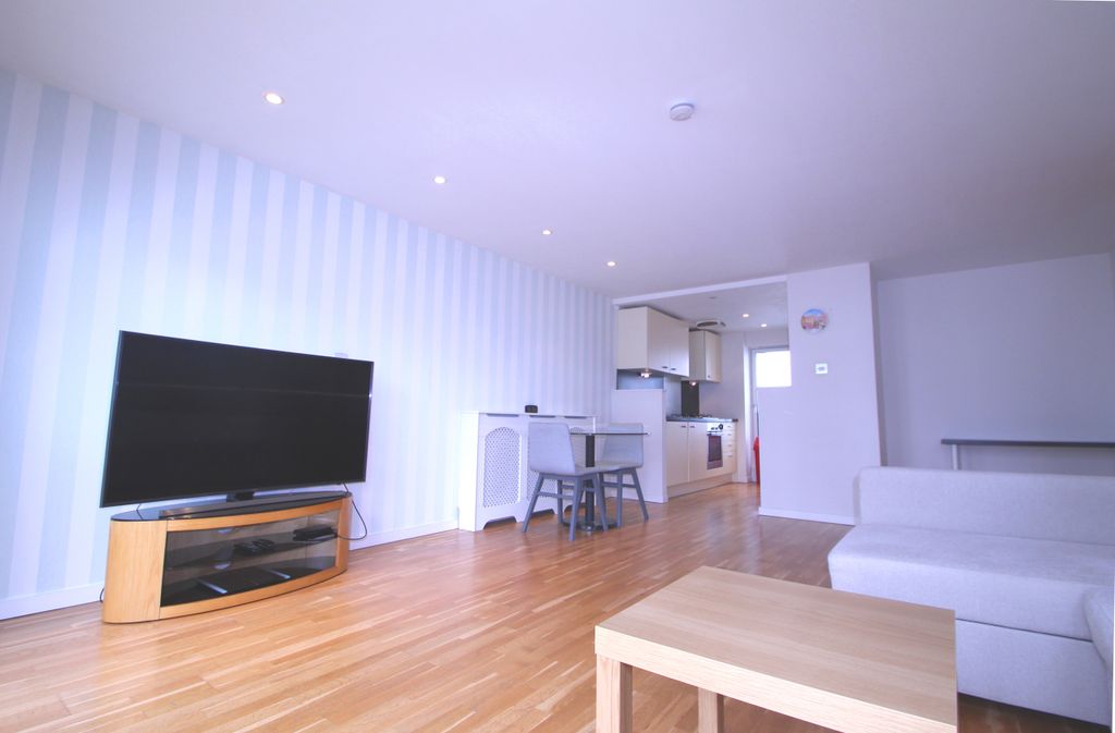 Property photo 3 of 16 Lounge