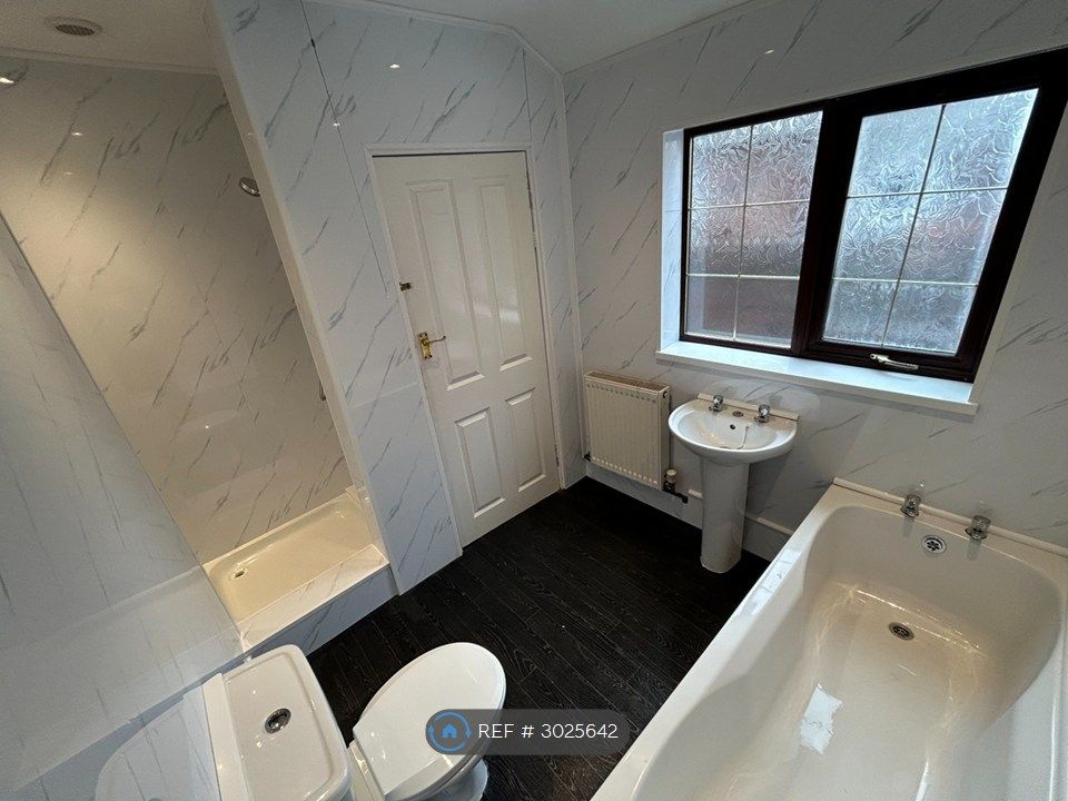 Property photo 3 of 5 Shared Bathroom