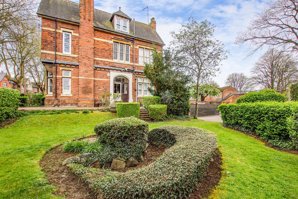 Property photo 3 of 11 Communal Gardens