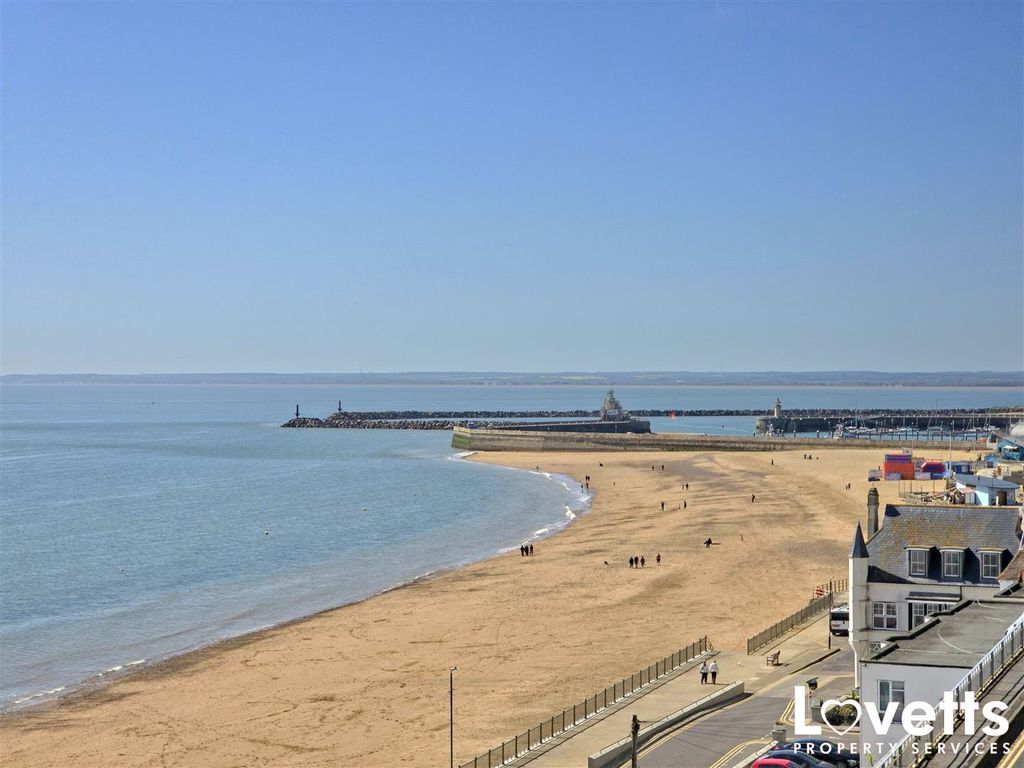 Property photo 3 of 7 Sea Front