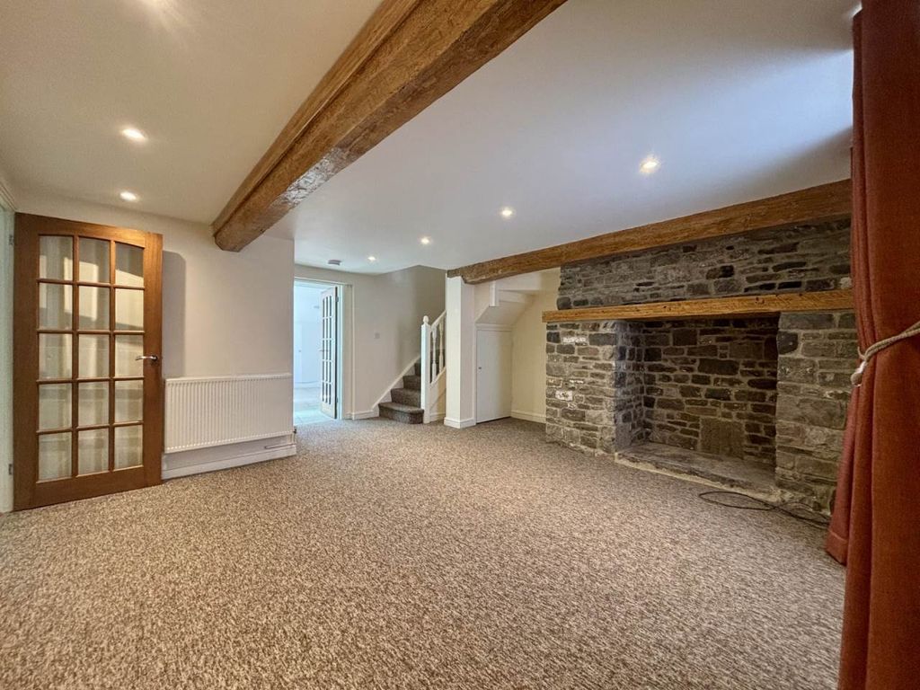 Property photo 3 of 14 Lounge 2