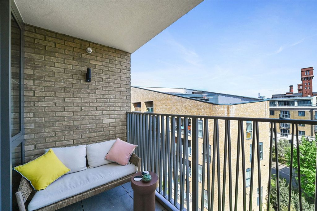 Property photo 3 of 21 Balcony