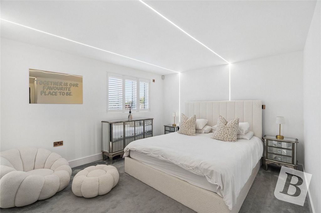 Property photo 2 of 14 Principal Bedroom