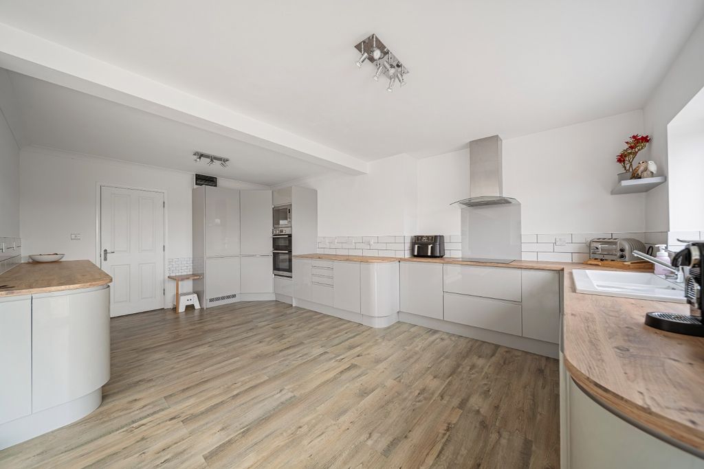 Property photo 3 of 28 4049564