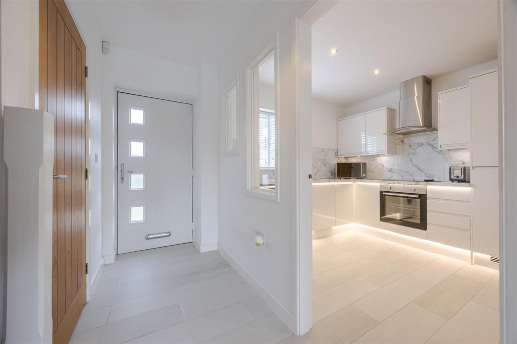 Property photo 3 of 19 Entrance Hall